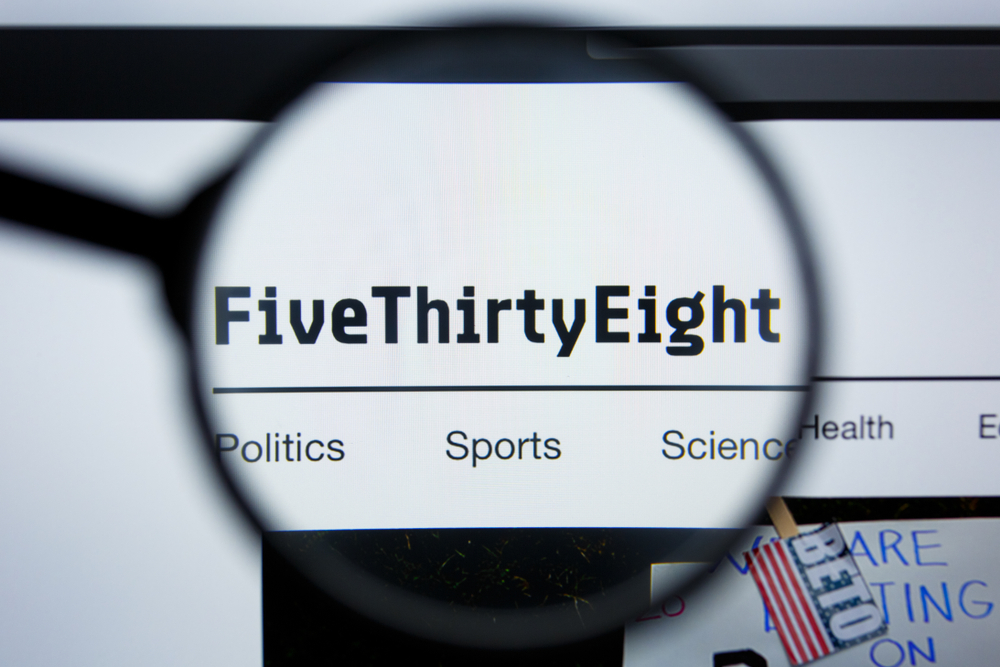 Editorial ilustrativo da página inicial do site FIVETHIRTYEIGHT.COM. Logotipo do FIVE THIRTY EIGHT visível na tela de exibição.