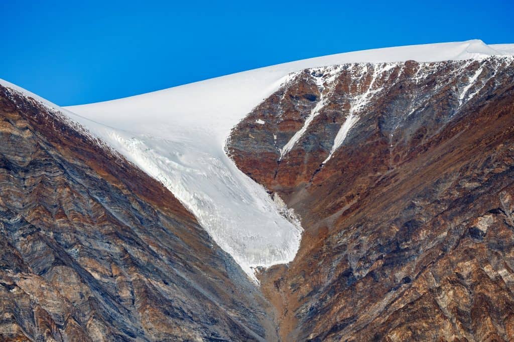 imagem de uma geleira na montanha