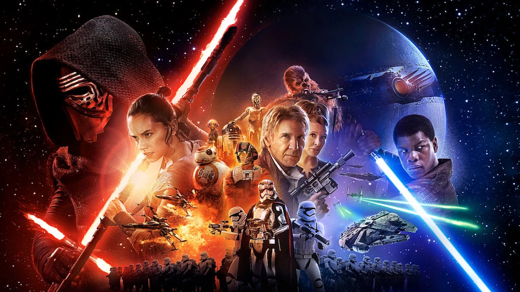 Pôster do filme Star Wars: O Despertar da Força, com personagens principais em destaque, incluindo heróis e vilões segurando sabres de luz vermelhos, azuis e verdes. No fundo, uma grande batalha espacial ocorre, com naves, soldados e explosões, criando uma atmosfera épica e intensa