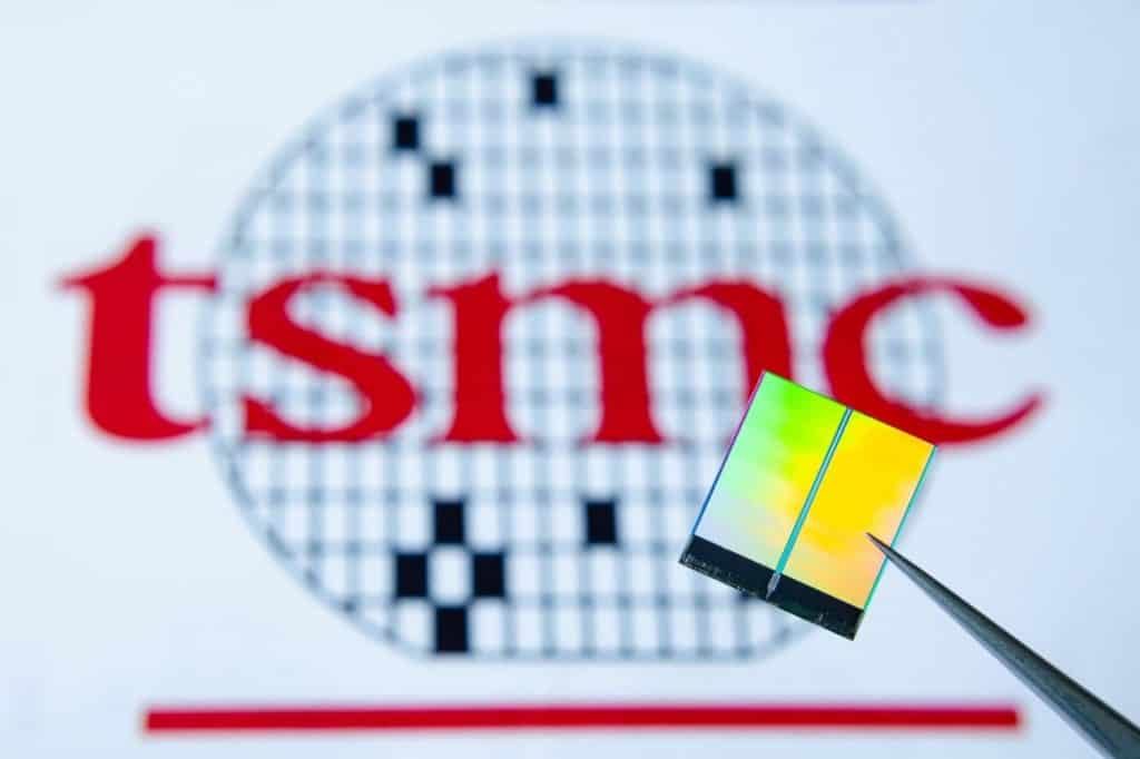 Ao fundo, logo da TSMC; à frente, um chip
