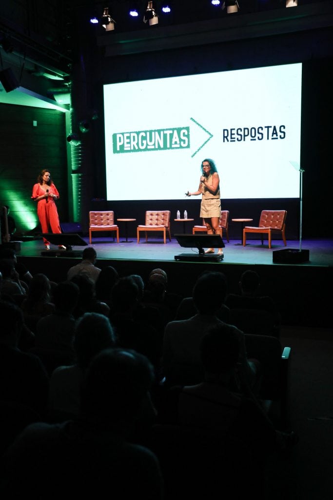 Vanessa Mathias e Luciana Bazanella, cofundadoras da White Rabbit, em palestra no evento Spotlight, em comemoração aos 20 anos do Olhar Digital