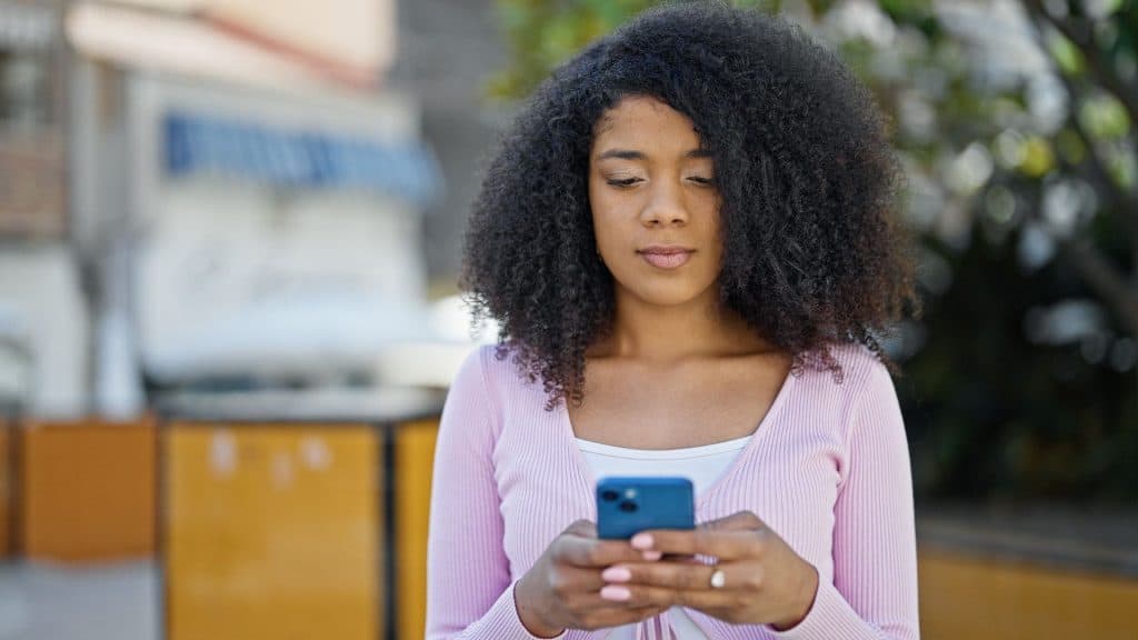 Na imagem, uma adolescente utiliza o aparelho eletrônico