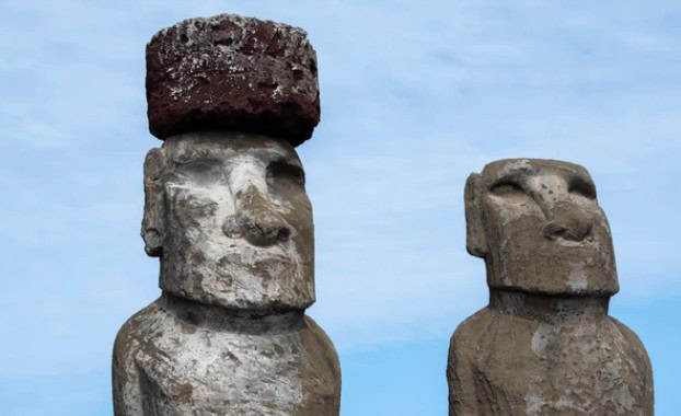 zoom em duas estátuas de pedra na Ilha de Páscoa