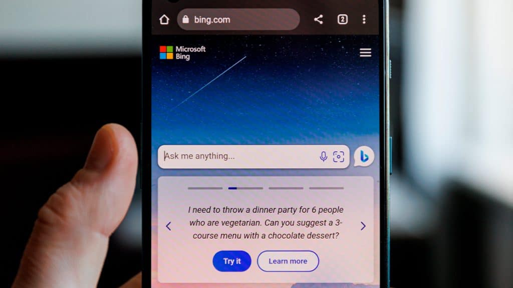 Pessoa segurando celular com Bing aberto