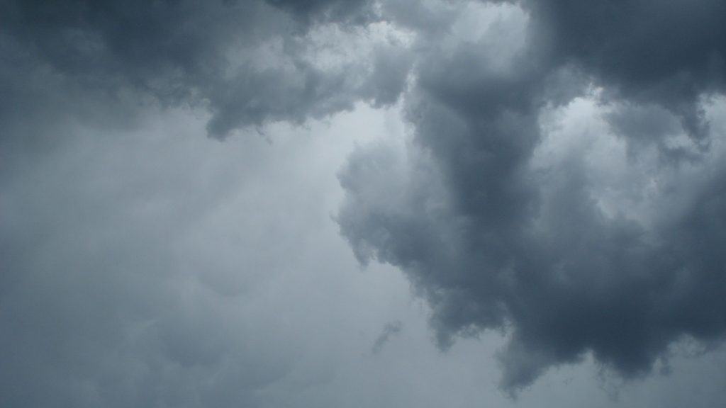 Nuvens bem escuras em dia chuvoso
