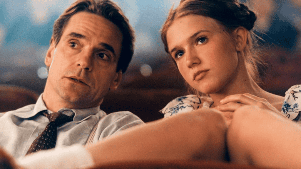 Um homem e uma menina olhando para frente