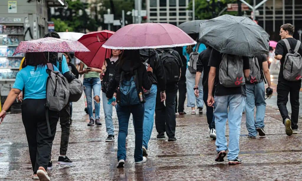 Pessoas com guarda-chuva