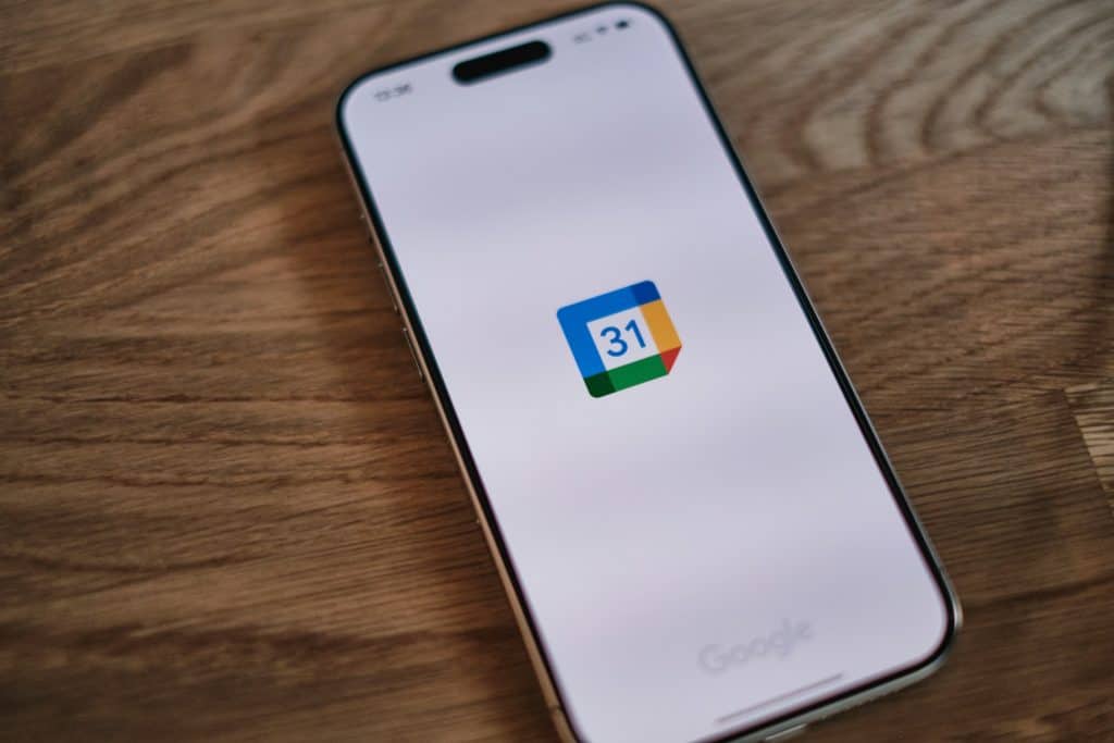 foto de celular com ícone do google calendar