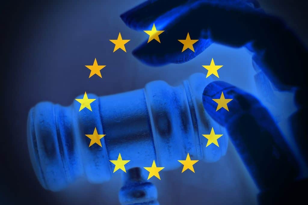 Bandeira da União Europeia cercando um martelo de juiz