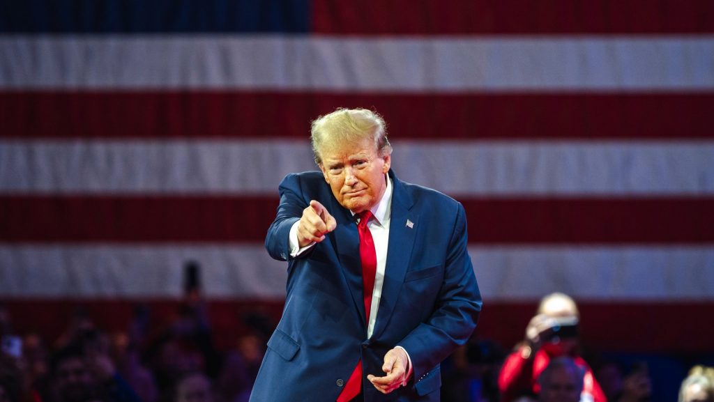 Donald Trump apontando para a câmera