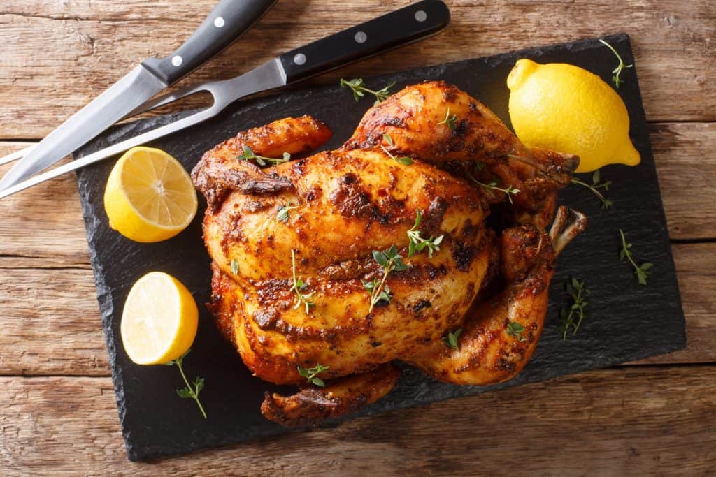 Frango assado em cima da mesa