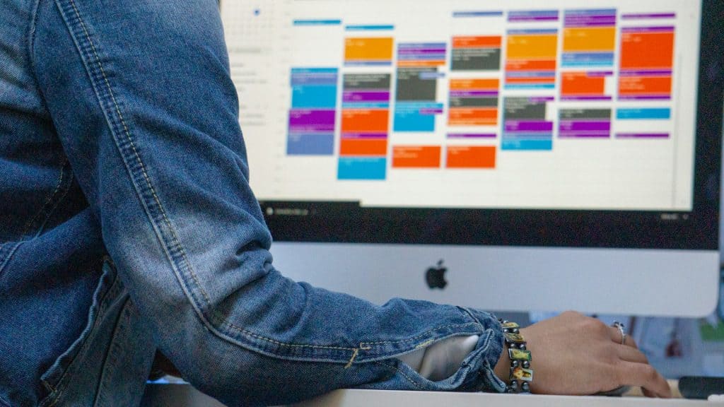 pessoa no computador com o google calendar aberto