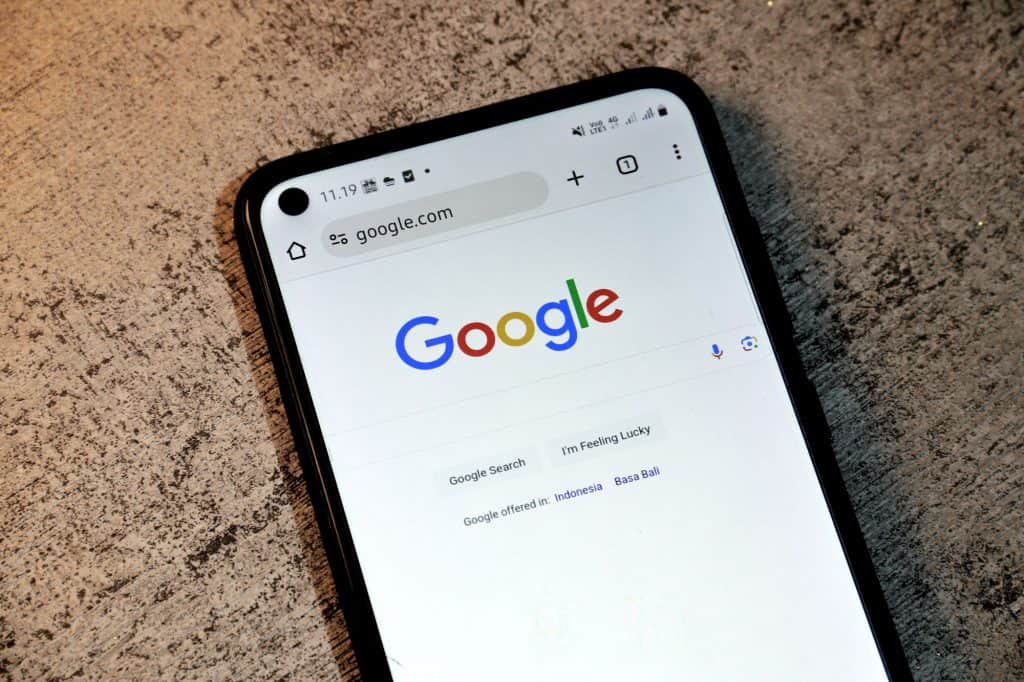 Imagem da página de pesquisa do Google na tela de um smartphone