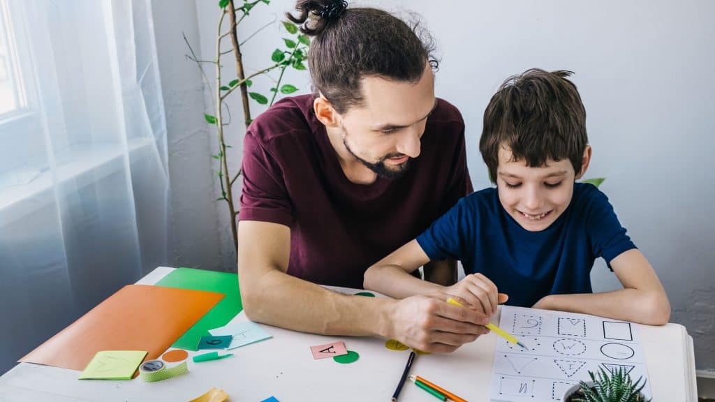 Pai e filho pintando e desenhando juntos