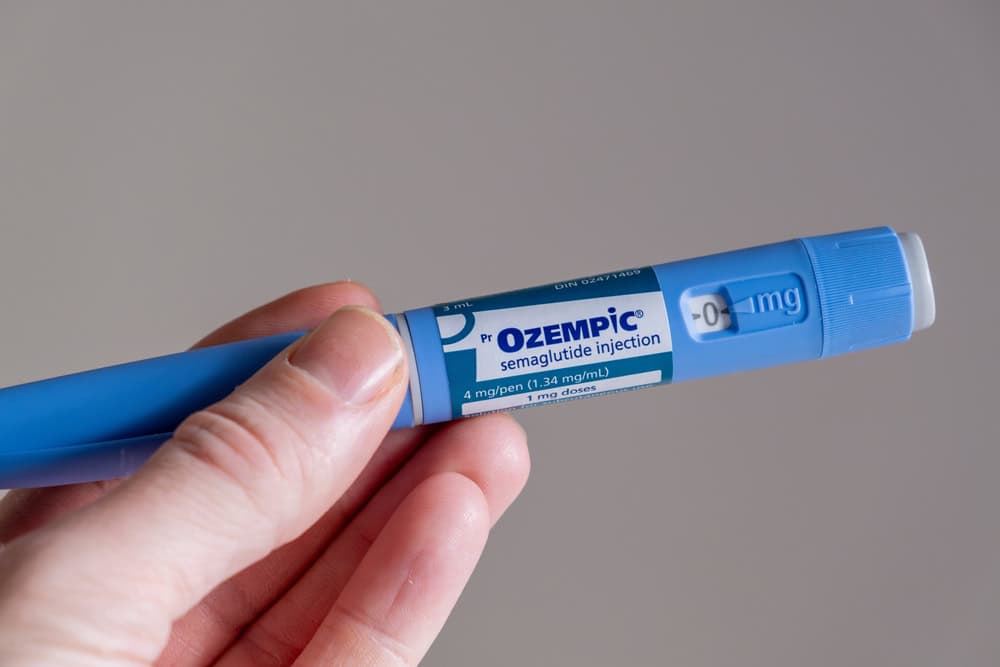 Imagem mostra injeção de Ozempic, remédio aliado do controle da diabetes tipo 2.