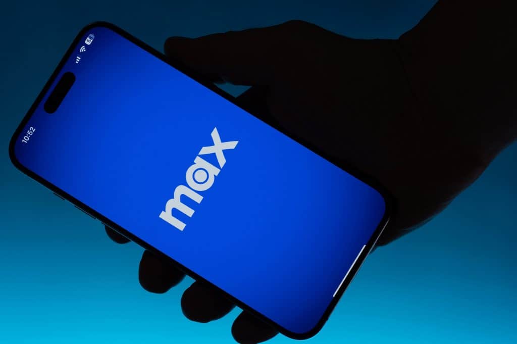 celular com logo da max