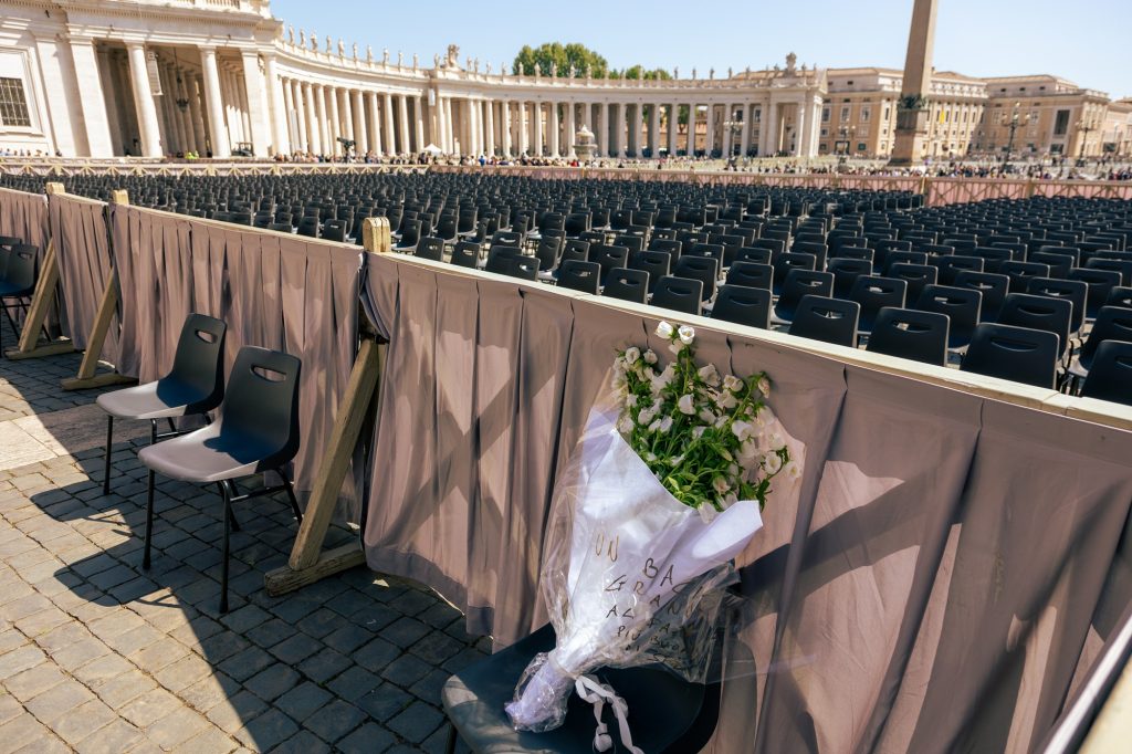 flores no funeral do papa
