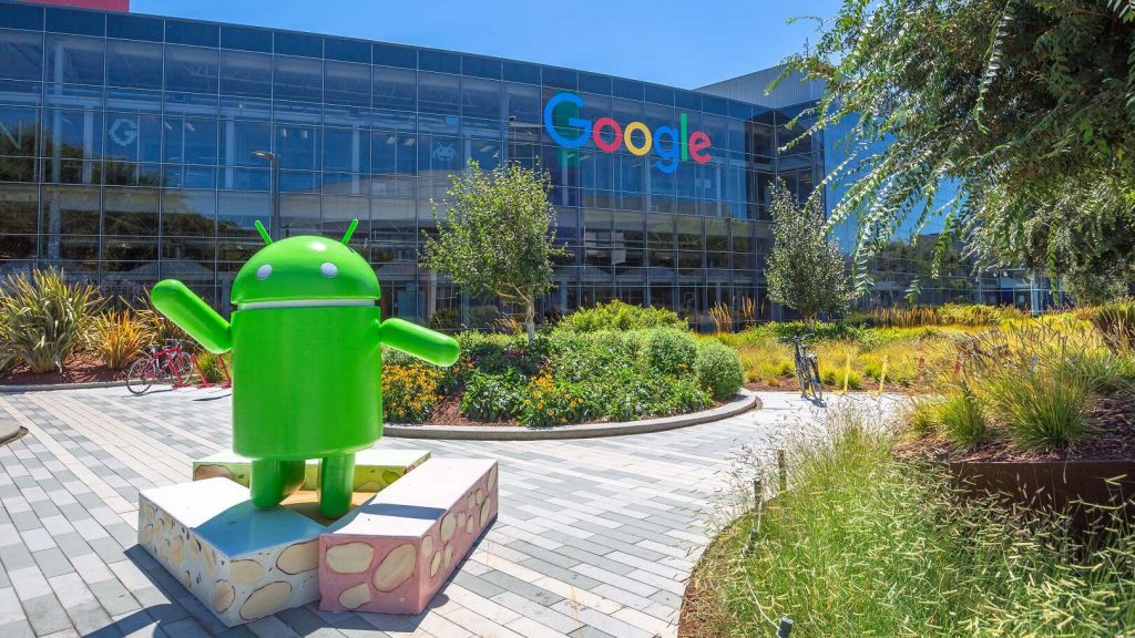 Robozinho do Android em jardim de prédio do Google
