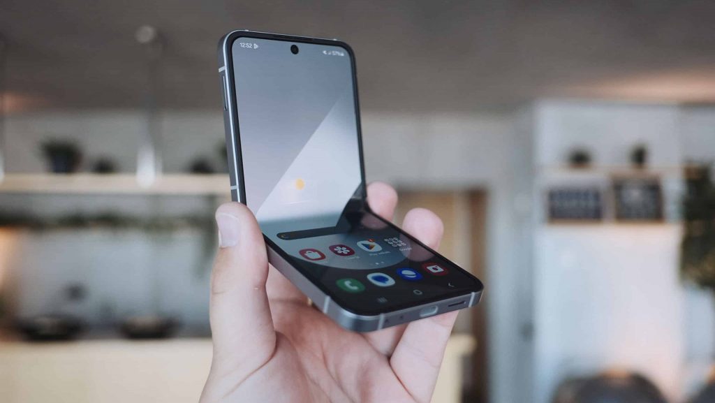 Galaxy Z Flip 6 dobrado em L na mão de uma pessoa
