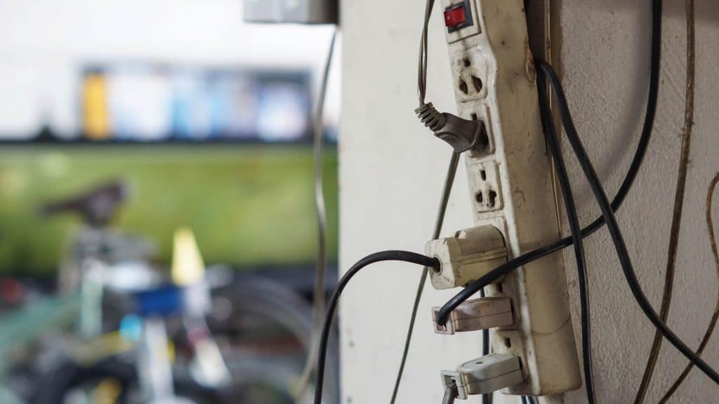 Muitas tomadas em uma só / Perigo de usar eletricidade demais