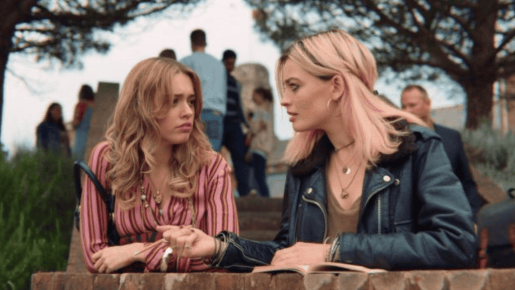 Aimee Lou Wood e Emma Mackey em cena da série Sex Education