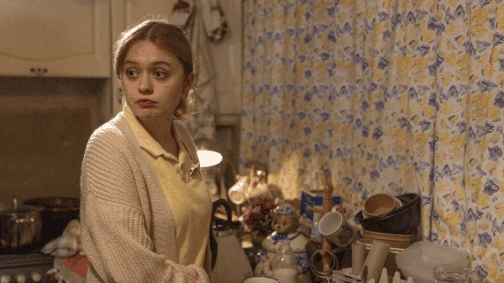 Aimee Lou Wood em cena da série On The Edge