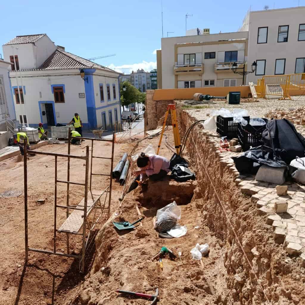 Arqueólogos escavando esqueletos em Portugal