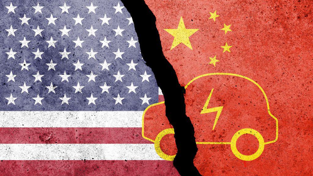 Ilustração com bandeiras dos Estados Unidos e da China sobrepostas por desenho de carro elétrico e atravessadas por rachadura larga