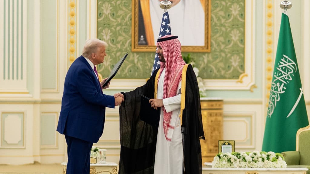 Donald Trump apertando mão de Mohammed bin Salman em visita à Arábia Saudita