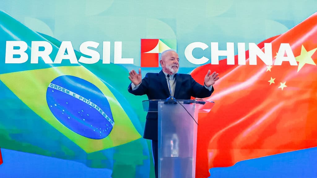 Lula falando com braços abertos durante coletiva em Pequim, na China