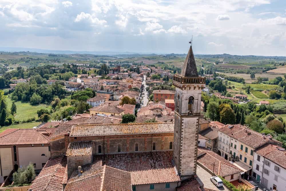 Vista aérea da igreja de Santa Cruz em Vinci, Itália