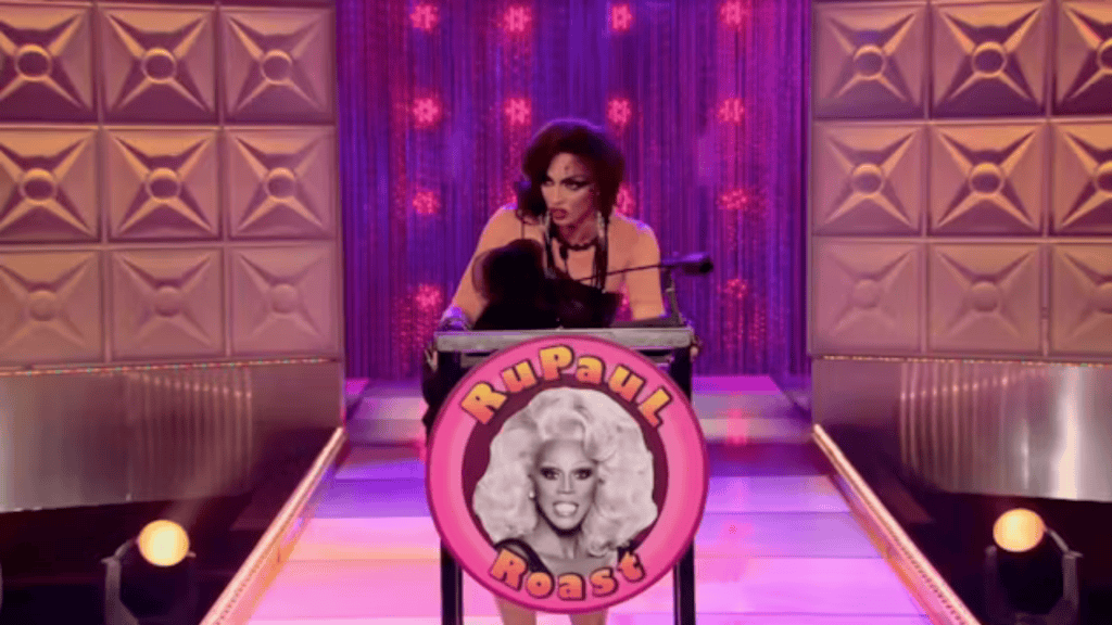 Alyssa Edwards no palco do RuPaul Roast
