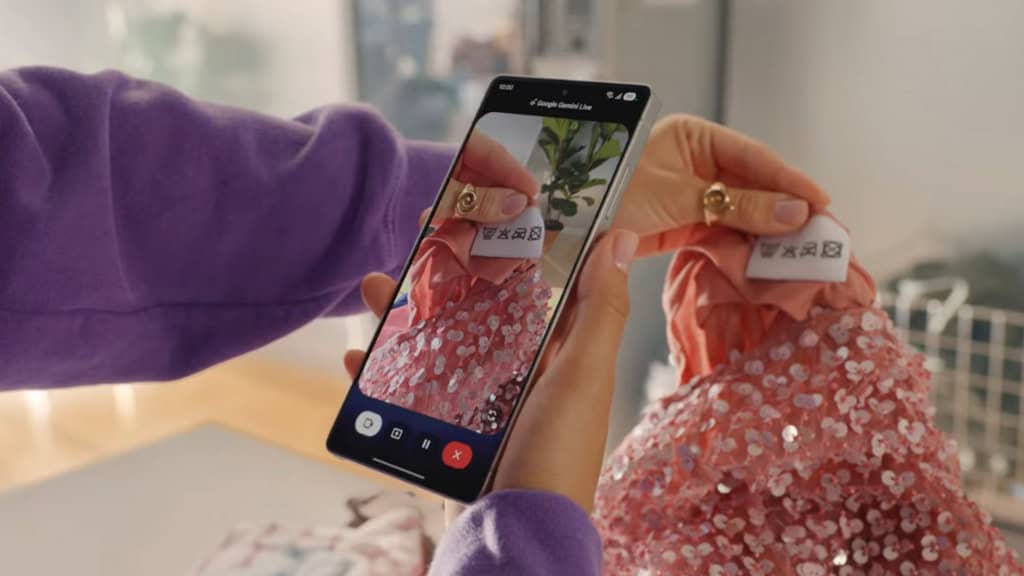 Moça mostrando etiqueta de vestido para Gemini Live, IA do Google, num Galaxy S25