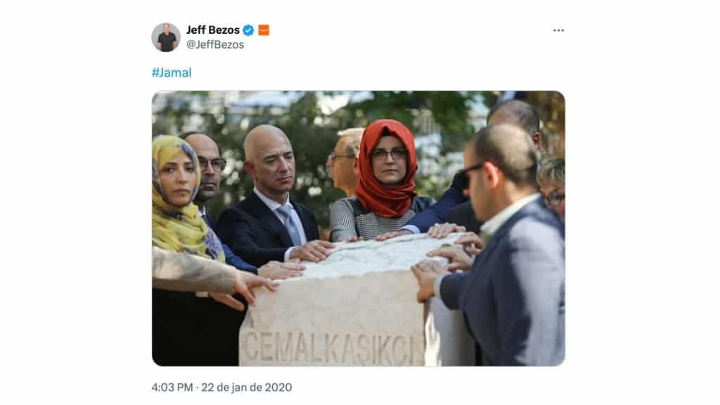 Captura de tela de tweet de Jeff Bezos com foto dele com mão no túmulo de Jamal Khashoggi