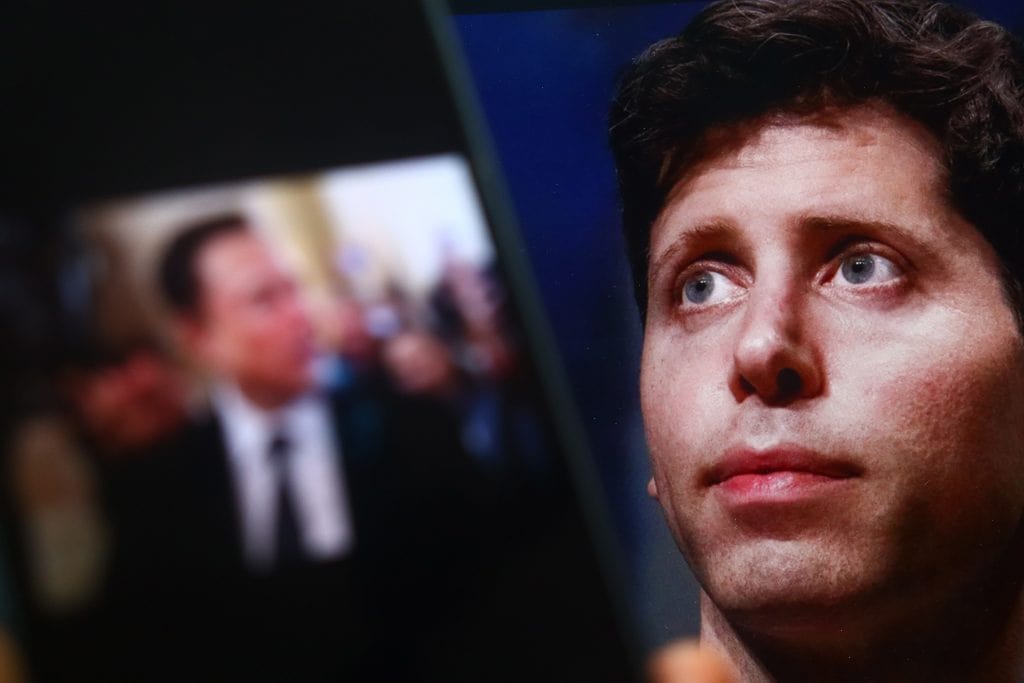 Rosto de Sam Altman, ao lado de um smartphone que está exibindo uma imagem desfocada de Elon Musk