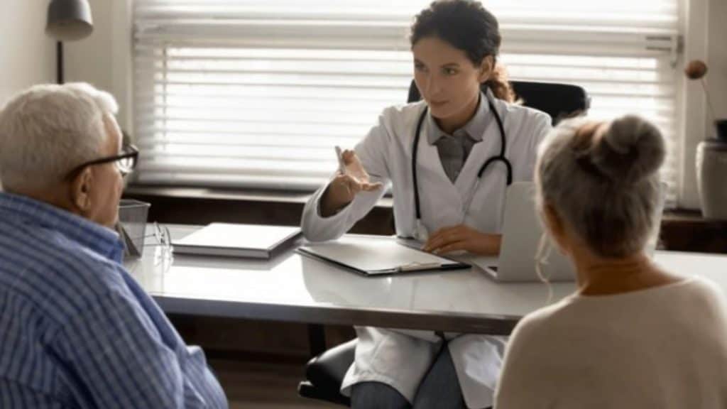 casal de idosos em uma consulta com uma médica