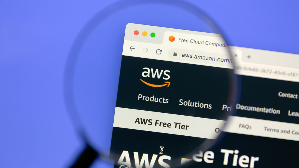 Página de internet mostrando o site do Amazon Web Services e uma lupa está em cima do logo do site