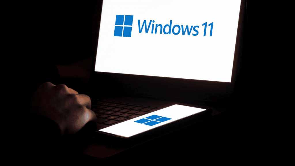 Imagem do Windows 11 em um pc e celular