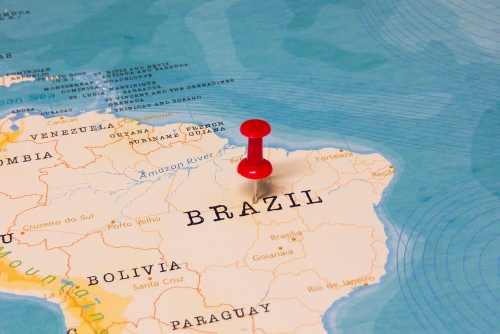 Imagem mostra mapa da América do Sul com pin vermelho fixado no Brasil, que teria condições de se tornar uma potência militar no continente