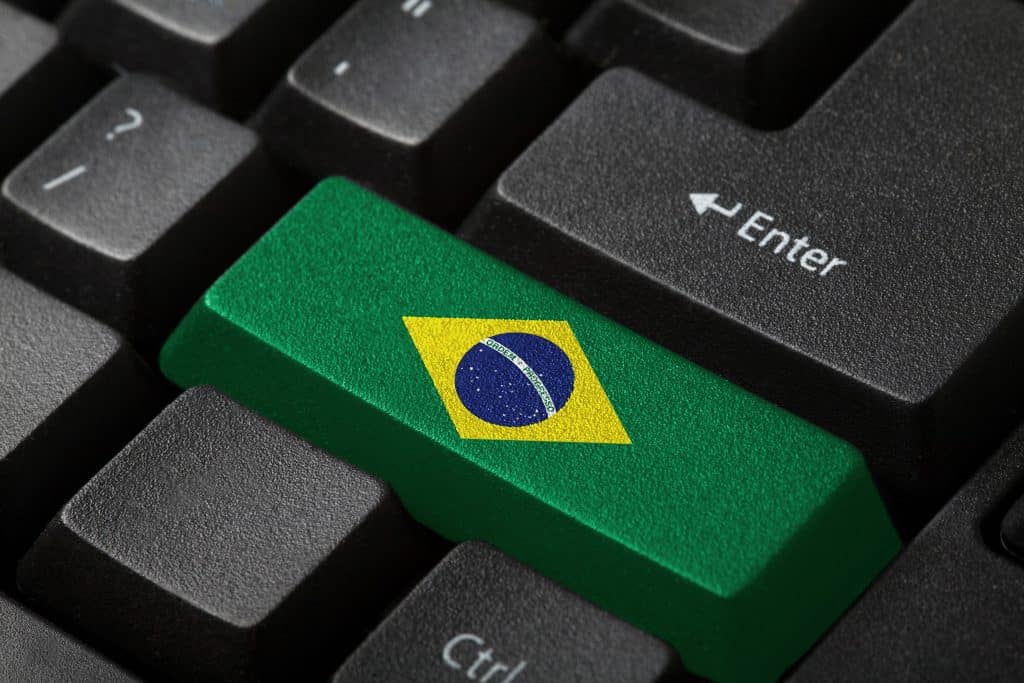 Bandeira do Brasil em cima de uma tecla de teclado de computador