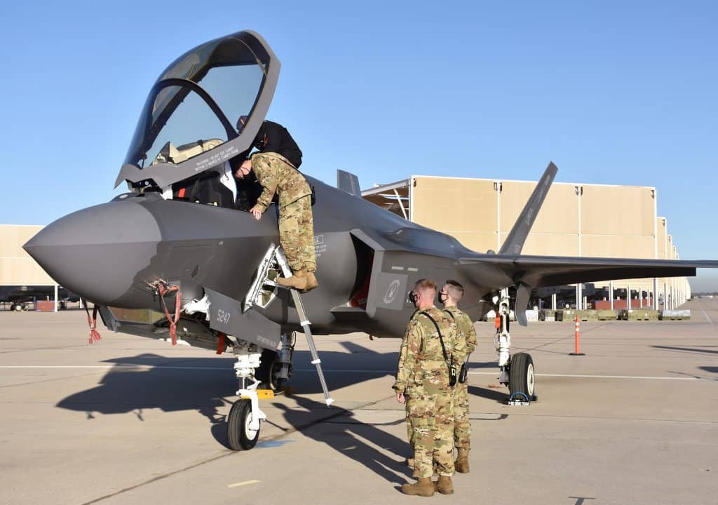 Caça dos Estados Unidos com militar checando o cockpit