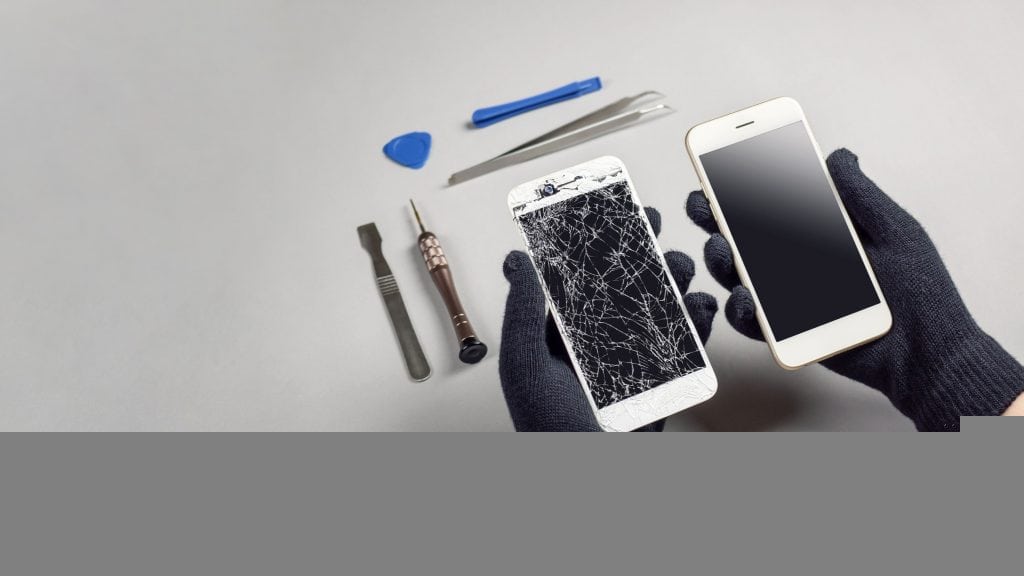 imagem compara dois celulares, lado a lado: um com a tela toda rachada e o outro em perfeito estado