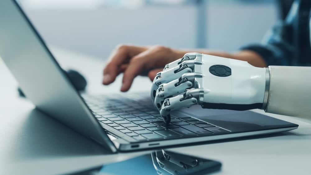 Imagem mostra interação entre humanos e chatbots.