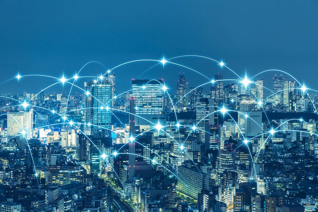 Cidade vista de cima, com trações conectando diferentes conexões, simulando uma rede de comunicação