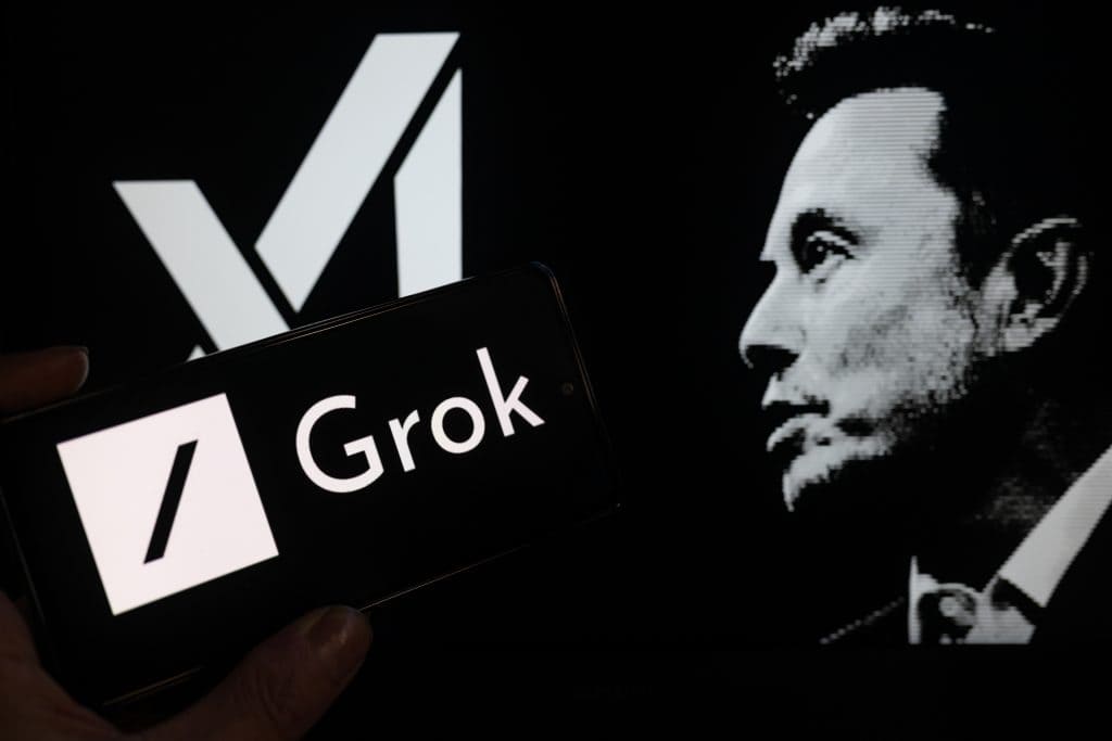 Ao fundo, logos de xAI e X; à frente, rosto de Elon Musk em preto e branco