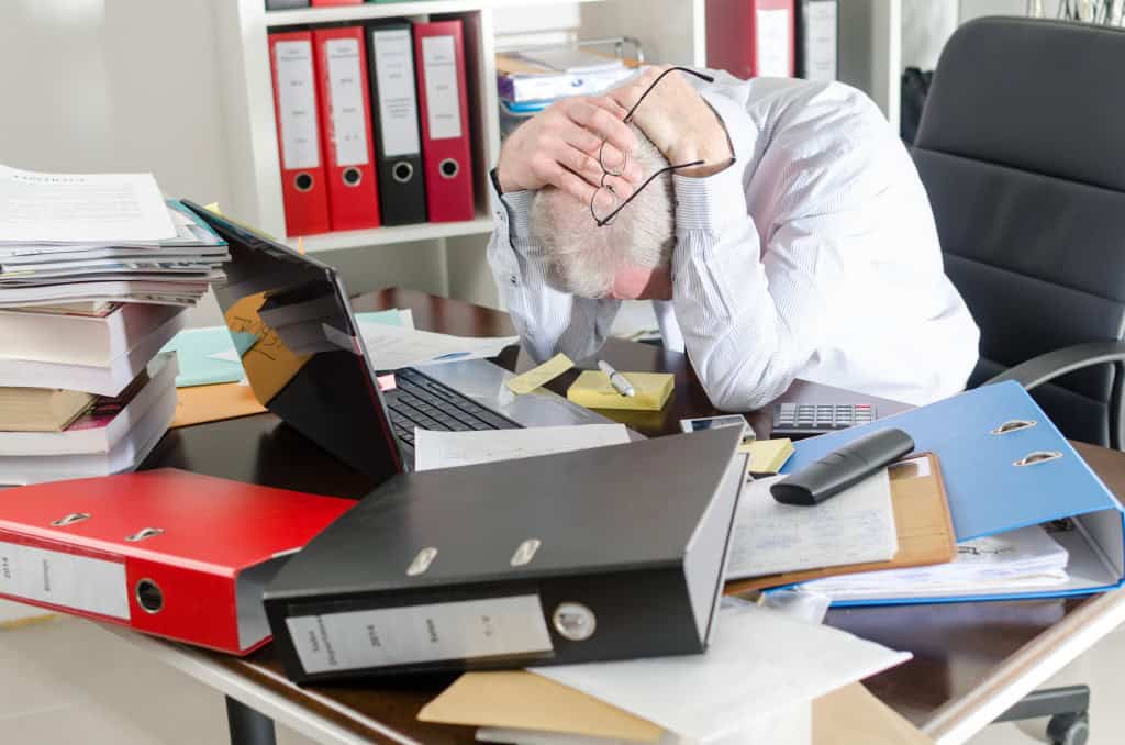 Empresário estressado em escritório bagunçado