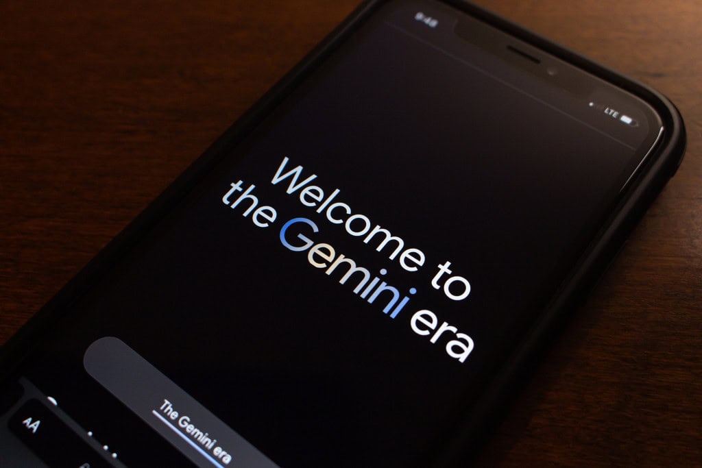 Tela de smartphone com os dizeres: "Welcome to the Gemini era"