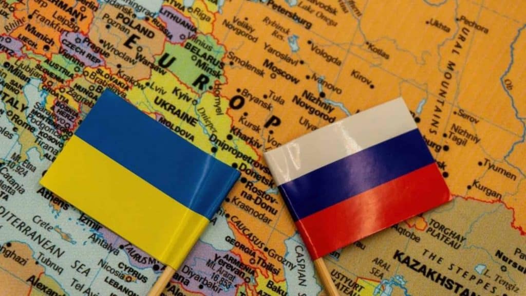 Bandeiras da Rússia e da Ucrânia sobre mapa