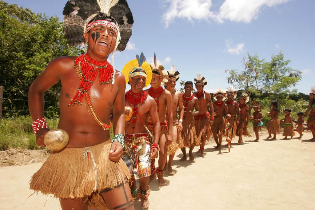 Índios brasileiros formando círculo e dançando