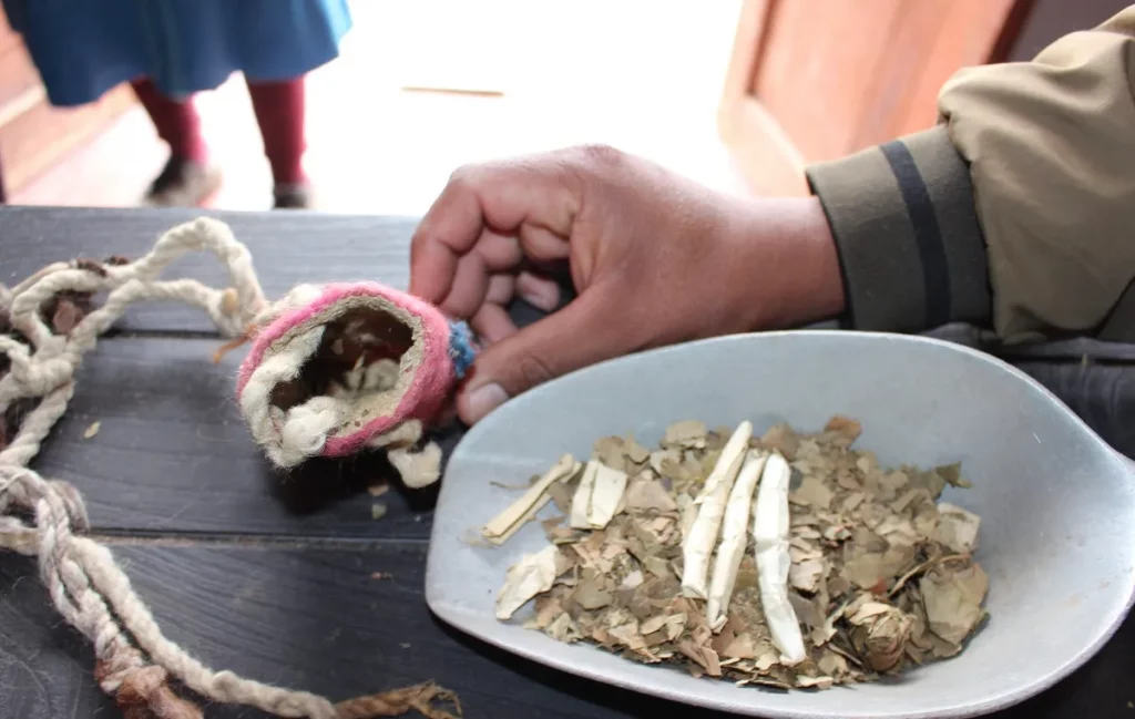 Khipus com folhas de coca e cigarros